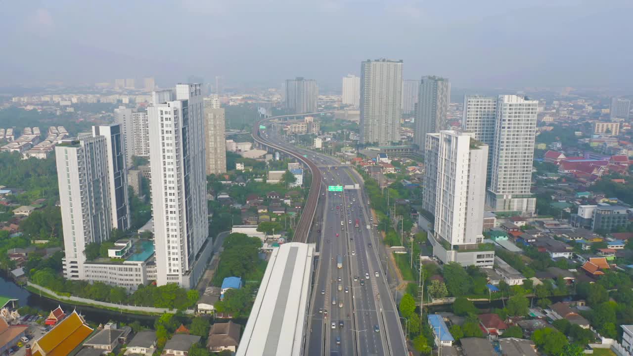 鸟瞰图公路街道道路在曼谷市中心天际线，泰国。亚洲智慧城市的金融区和商业中心。日落时的摩天大楼和高层建筑视频素材