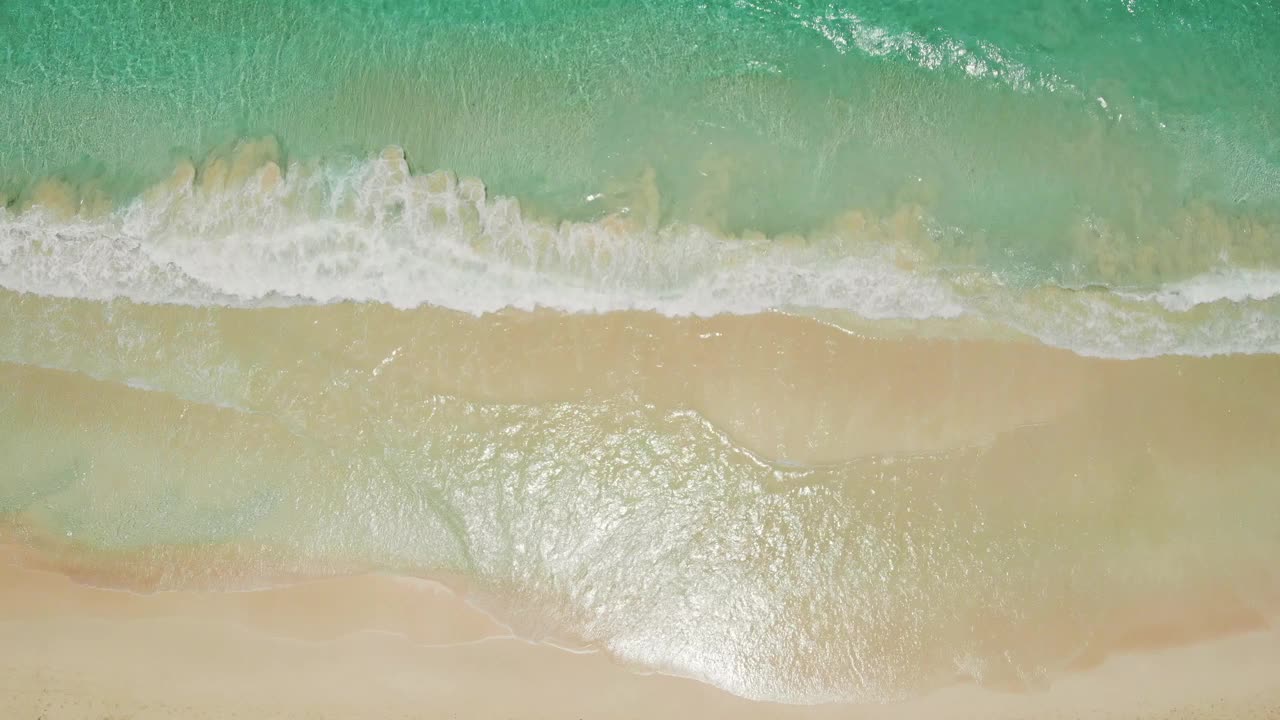 海滩和蔚蓝的大海，从顶部看海浪视频素材