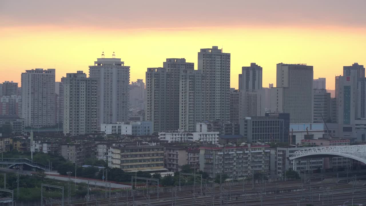 城市的夕阳，浪漫的天空视频素材