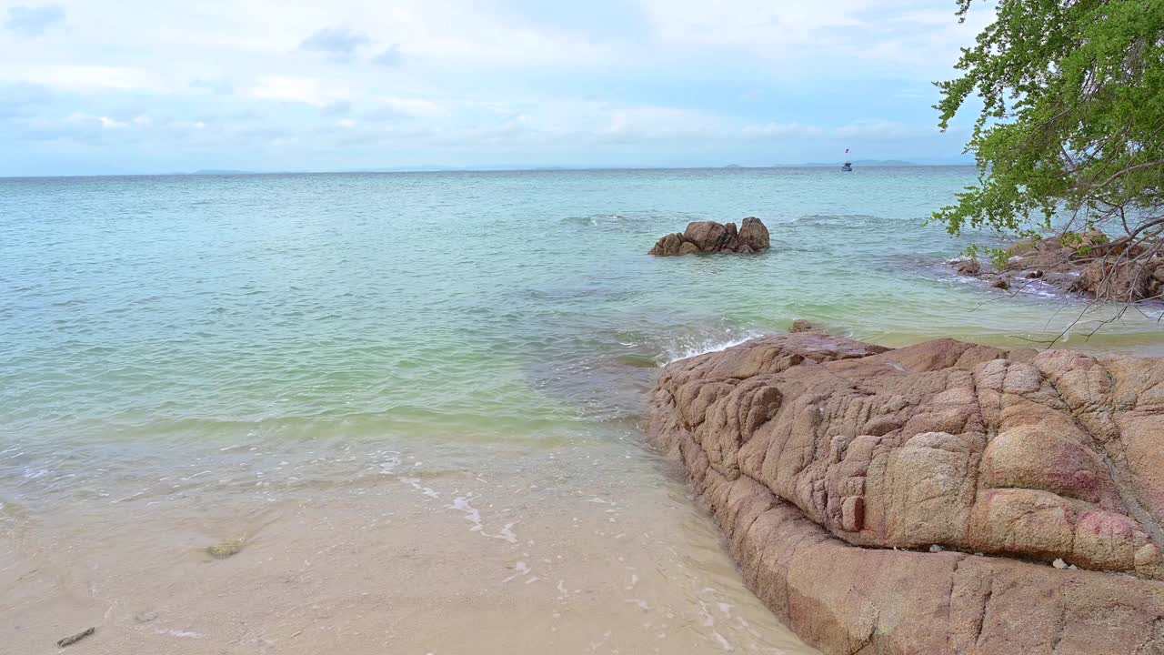 美丽的沙滩和海浪与蓝天和云的背景。视频素材