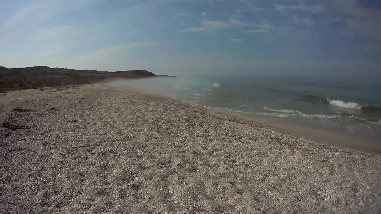 里海的贝壳海岸。视频素材