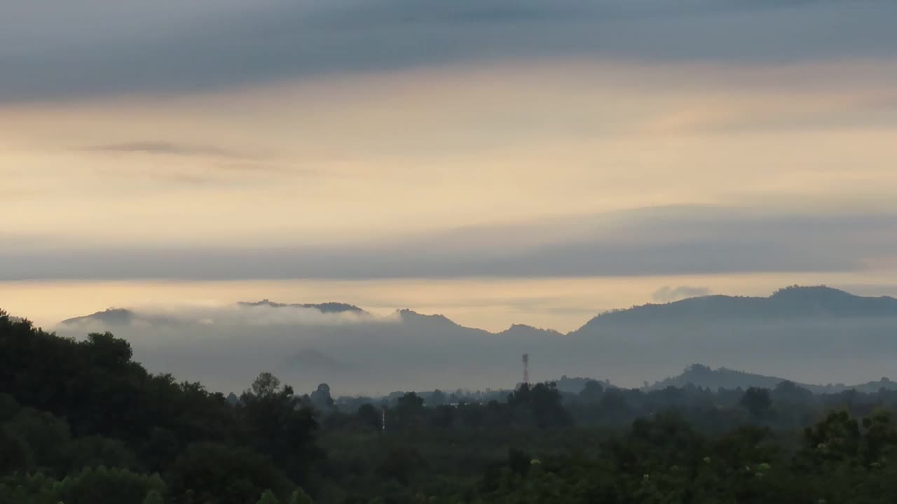 日出的天空和云在山上视频素材