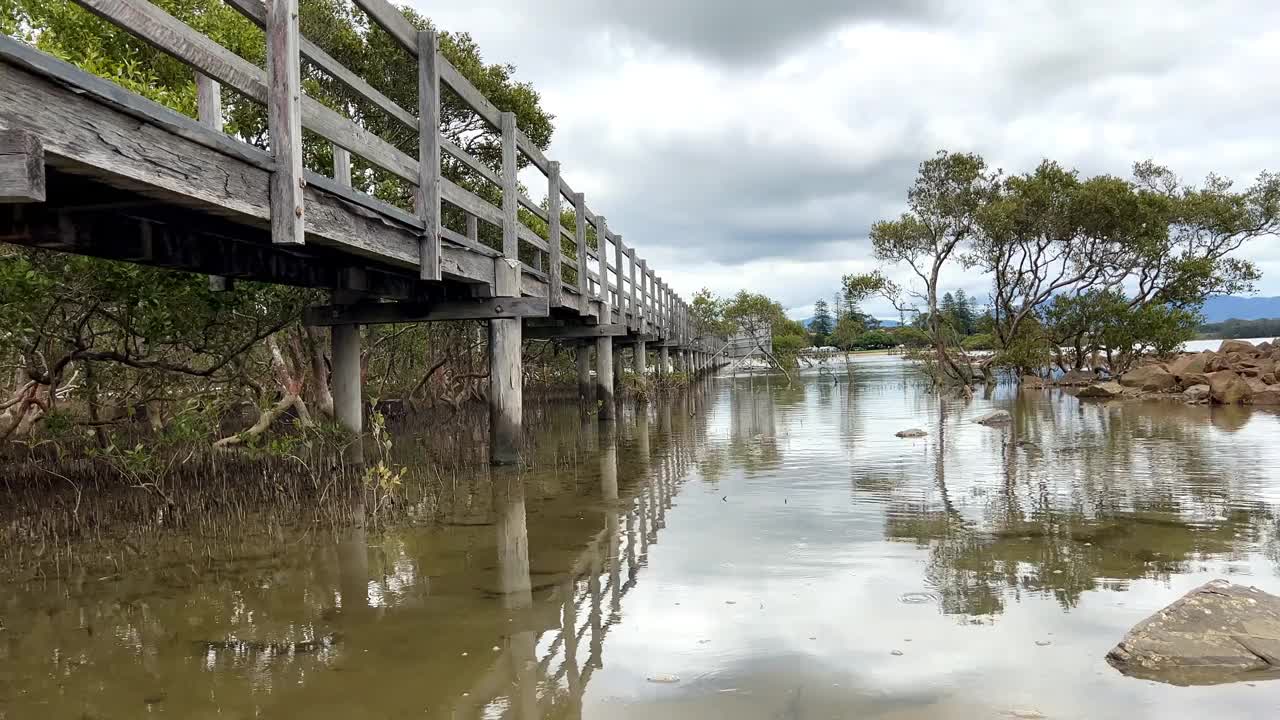 沿海河流风景从一个码头附近的木材栈道。视频素材