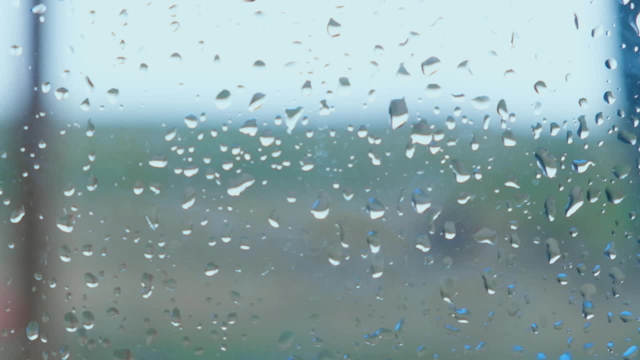 下雨的日子里，大雨落在窗户表面视频素材