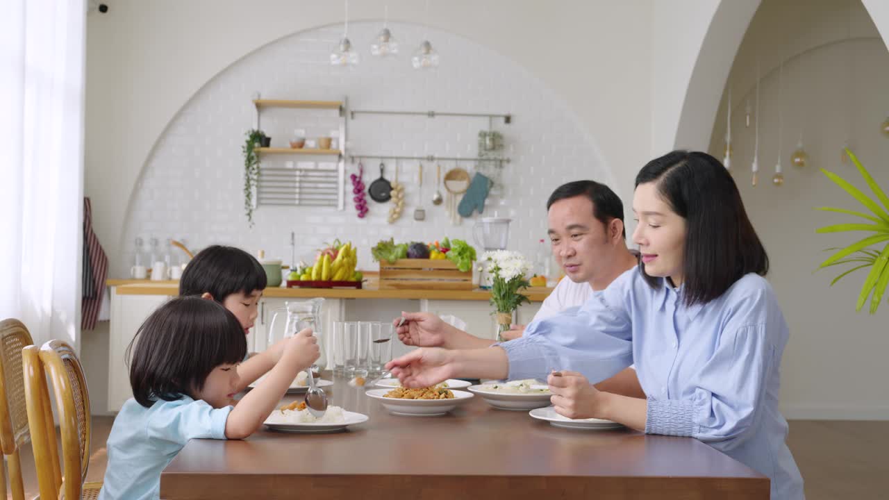 亚洲家庭在一张桌子上吃午餐视频素材