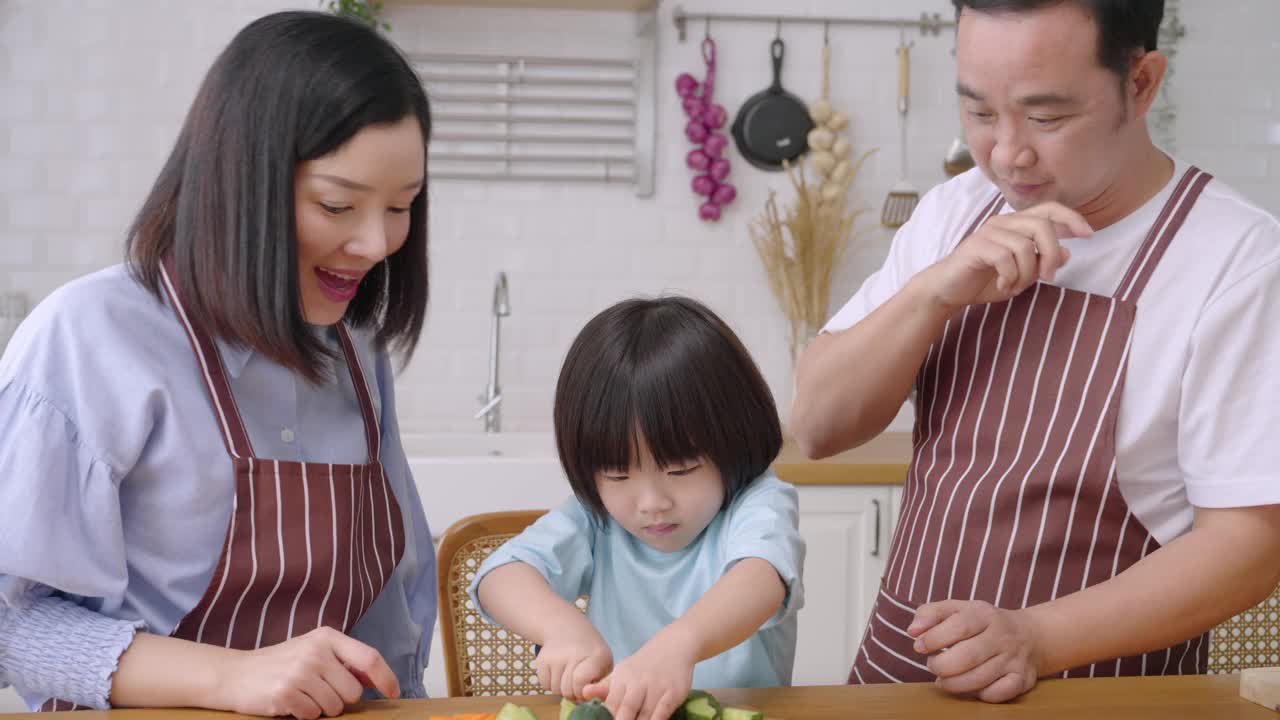 儿子在家里切菜。视频素材