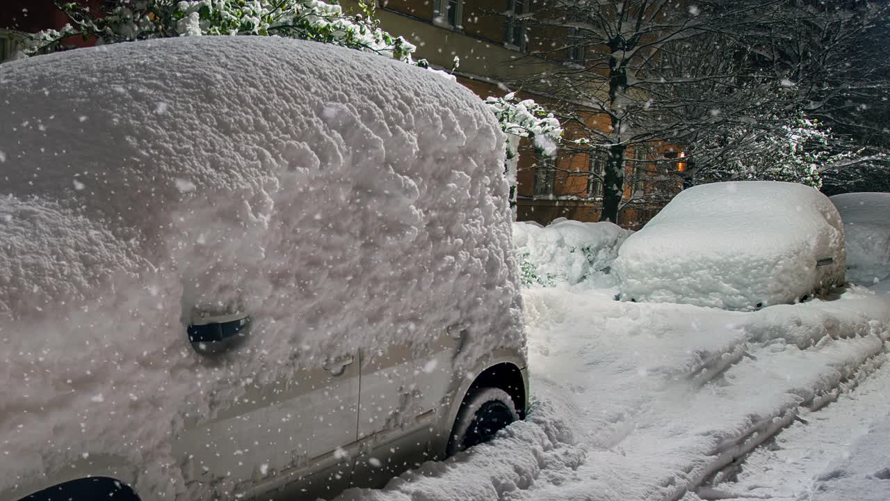 道路被雪堵住了视频下载