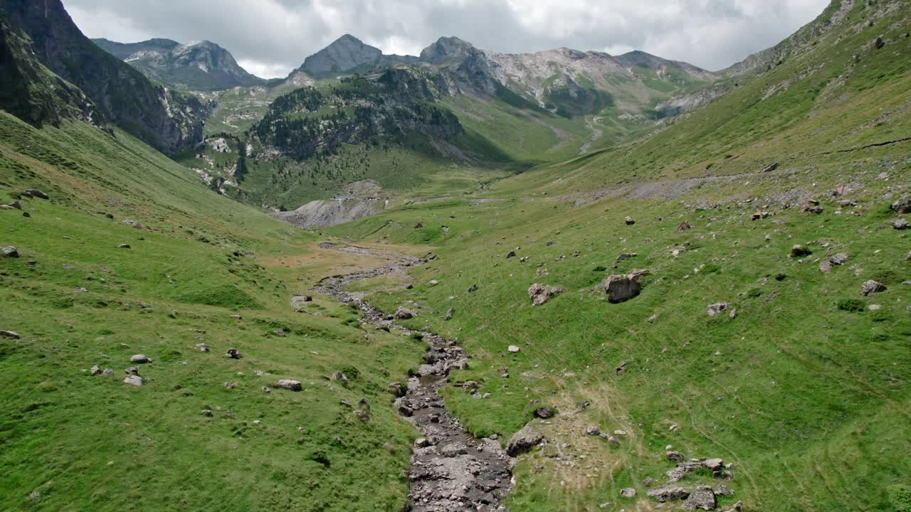 在高山山谷的山坡上的一条汽车路。穿越山脉的假期旅行。视频素材