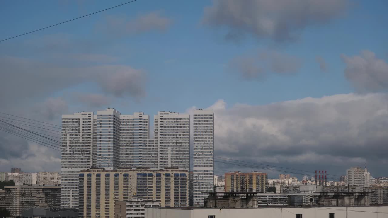 在城市和高楼上空飞行的云的时间间隔视频素材