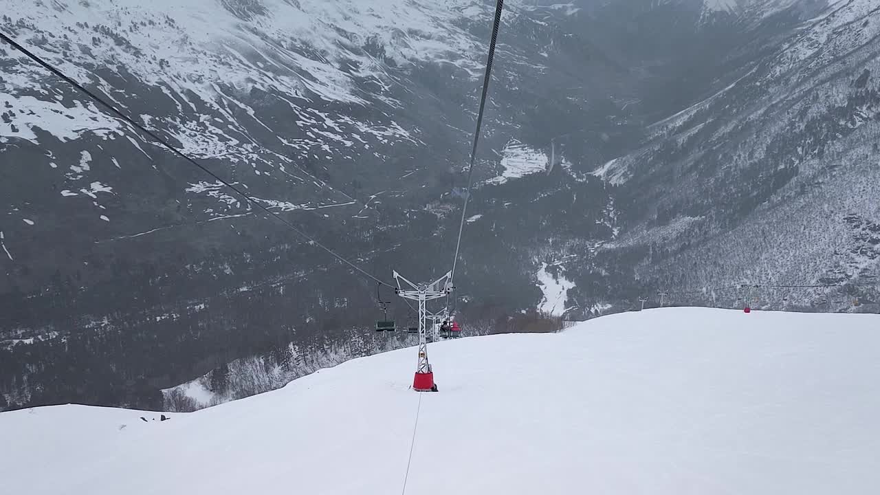 缓慢的运动。山顶度假村滑雪坡道和缆车的俯视图视频素材