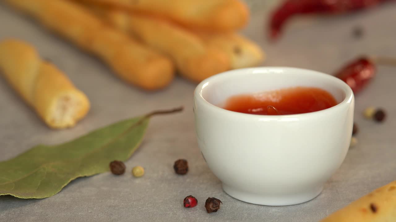 面包条蘸番茄酱。烤面包油煎面包块零食。快餐视频素材