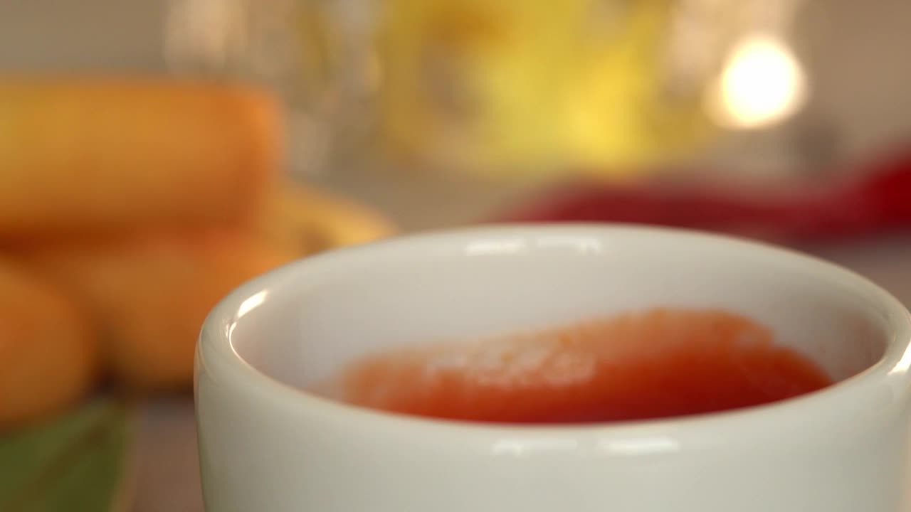 面包芝士棒蘸番茄酱的特写。炸脆饼配番茄酱。食品的背景视频素材