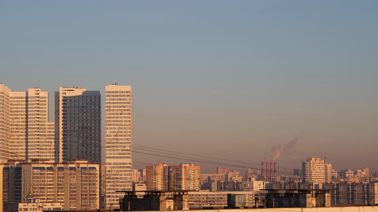 城市景观的时间推移和烟雾从三个红白管道的城市和高层建筑视频素材