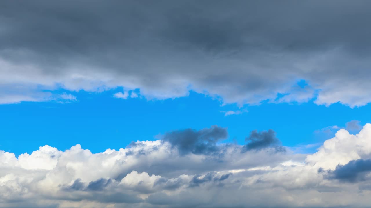 白云在蓝天上飘动。天空的云朵时间流逝。视频素材