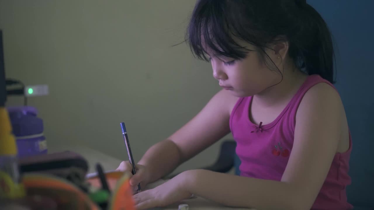 亚洲中国女孩正在家里学习新的常态概念视频通话与台式电脑视频素材