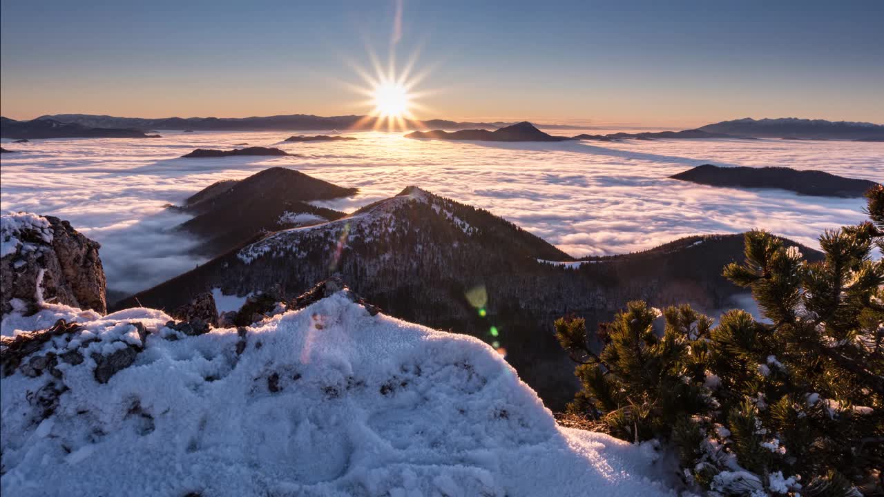 日落在冰冻的冬季山脉在积雪的阿尔卑斯山自然与雾云运动在山谷在寒冷的晚上时间推移4K视频素材