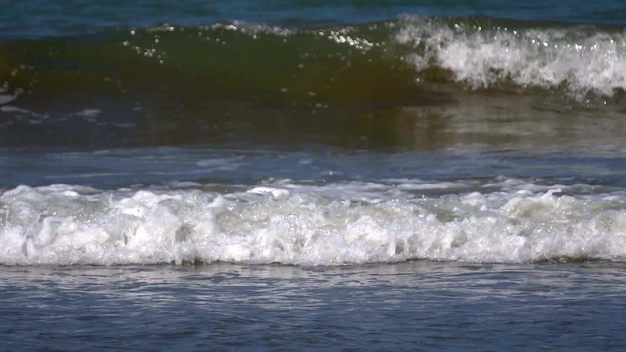 美丽的海上冲浪视频夏天海景从沙滩视频素材