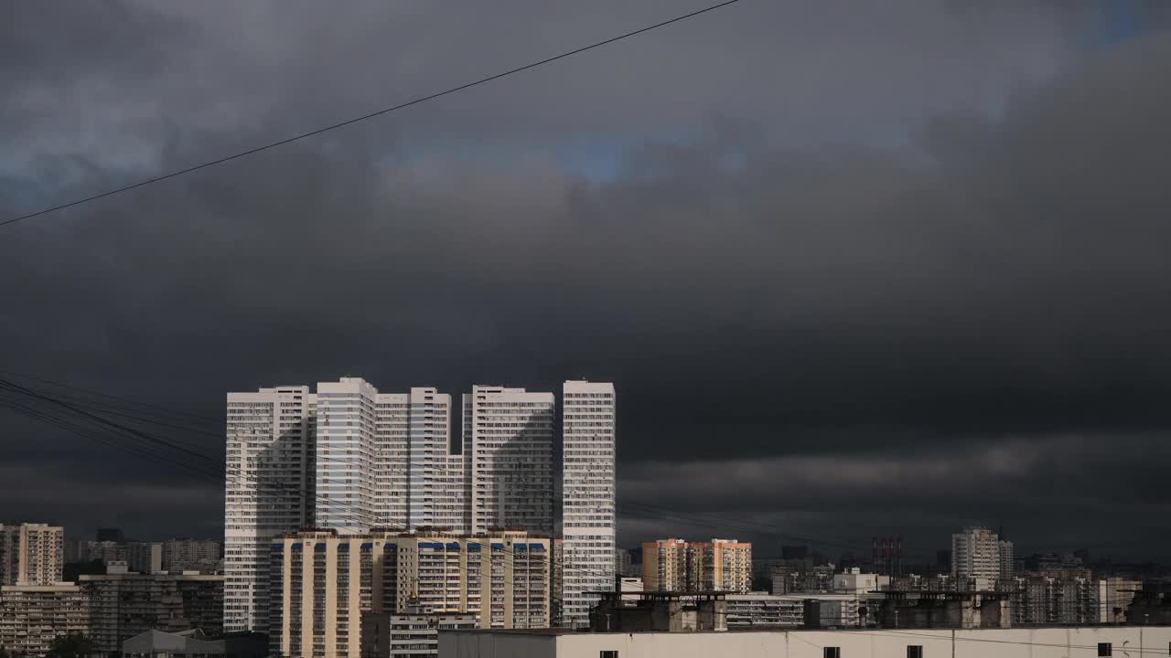 灰云在城市上空飞行的时间间隔视频素材