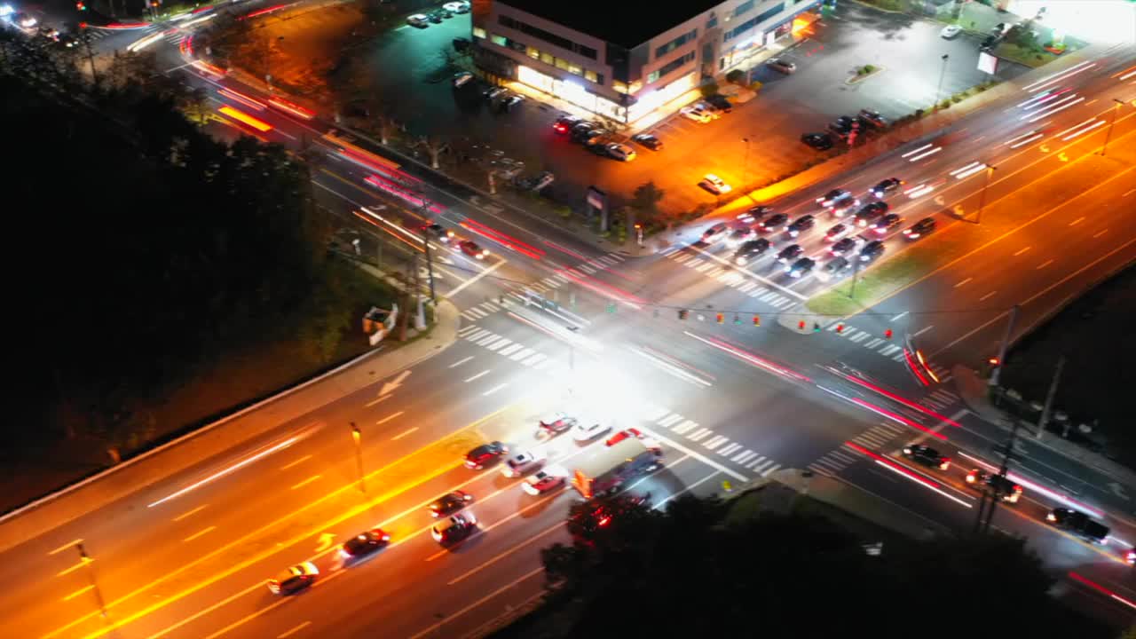 在纽约长岛的高速公路上，夜间的空中延时拍摄视频素材