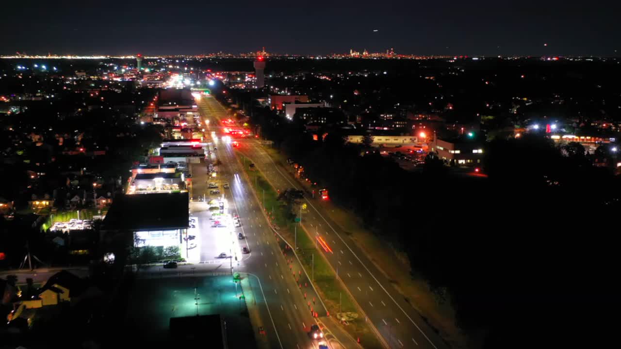 在纽约长岛的高速公路上，夜间的空中延时拍摄视频素材