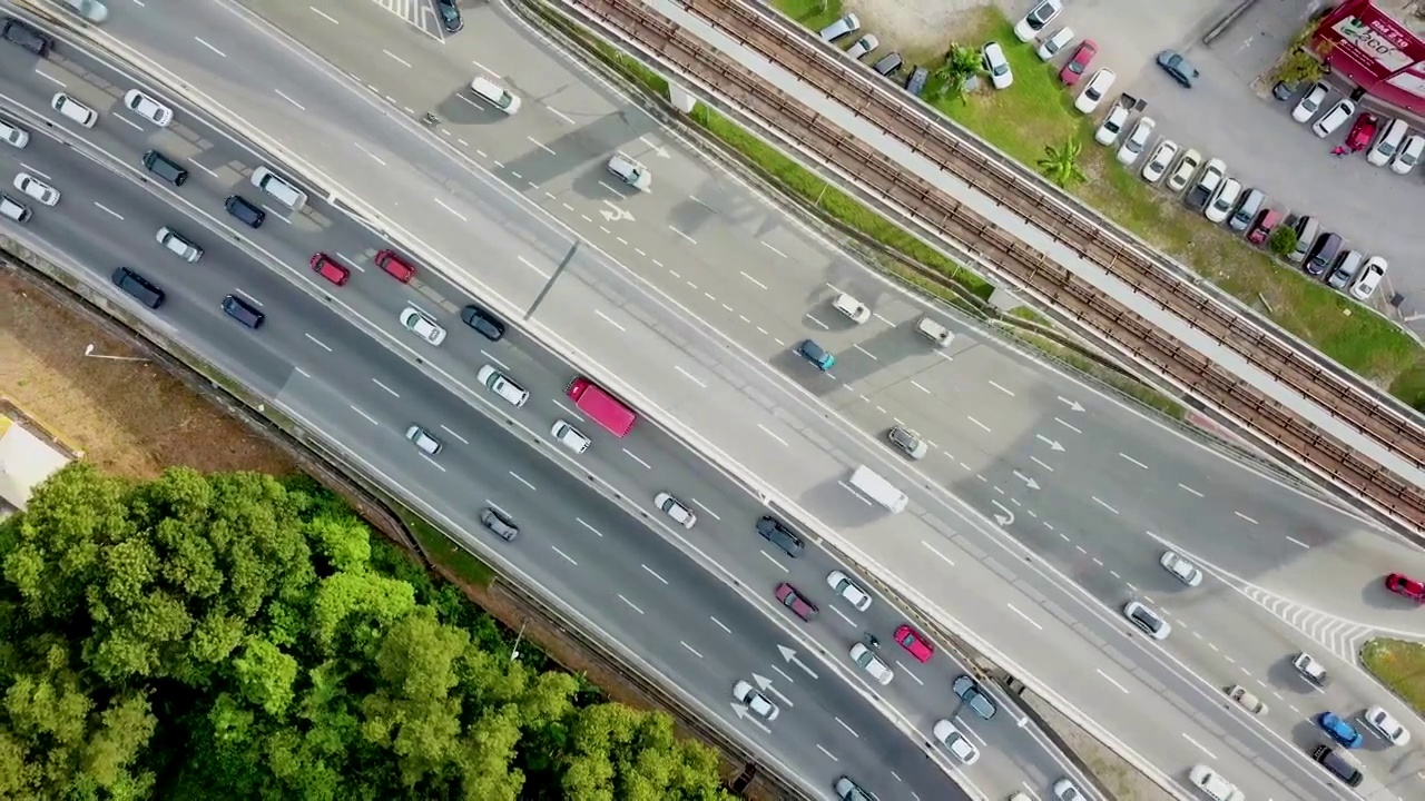 无人机视角的陆地车辆在高速公路上移动。视频素材