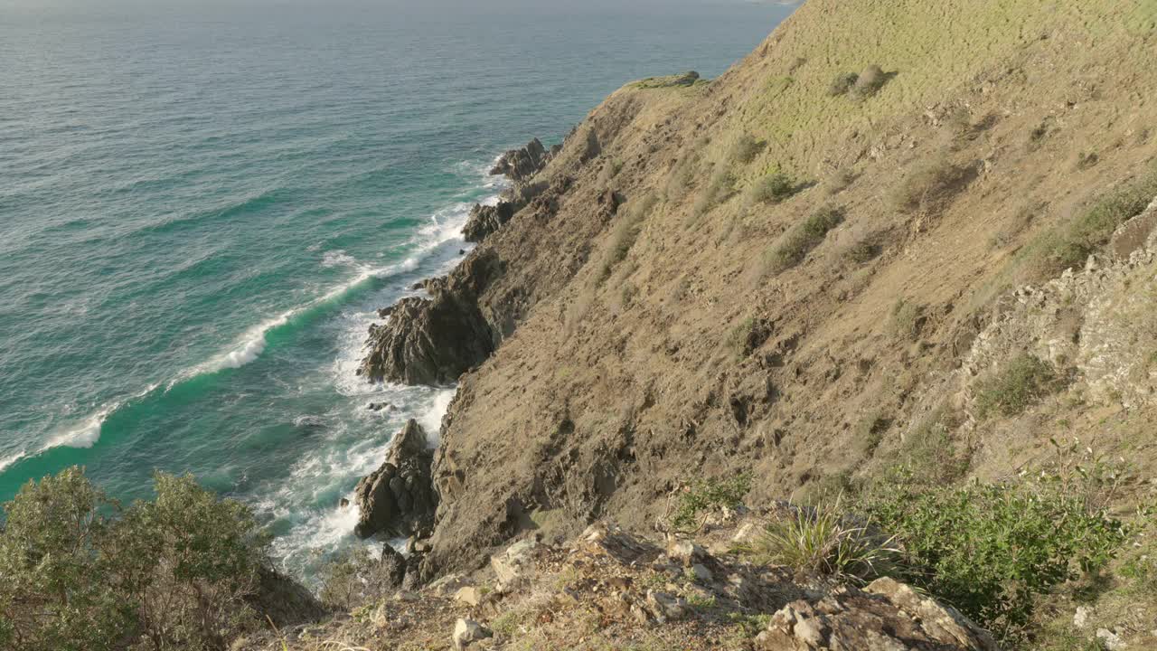 拜伦角清晨拍摄的海浪和悬崖视频素材