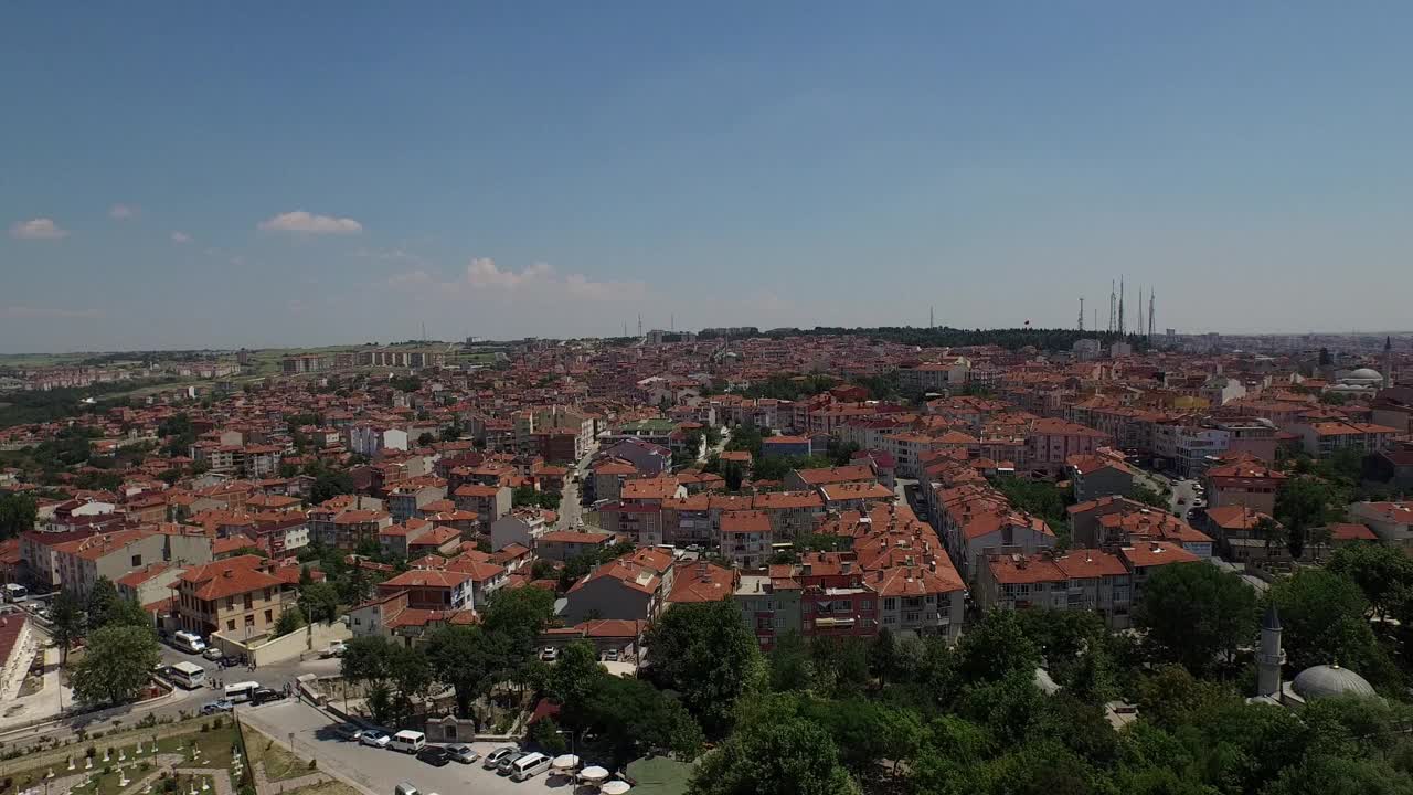 无人机在Edirne Selimiye清真寺的尖塔间飞过视频素材