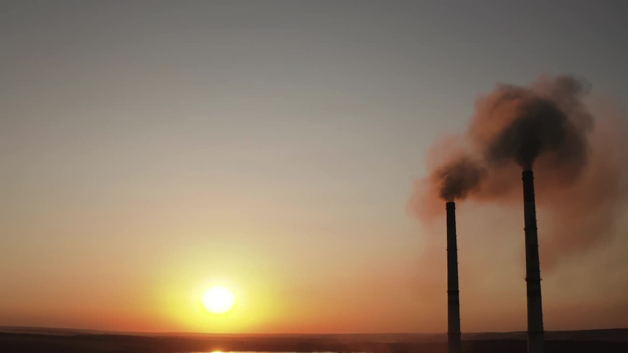 日落时的黑色烟斗。夜晚天空的背景是工厂烟囱排放的污染物。带着大烟斗的工业区。环境问题。空气污染的概念。视频素材