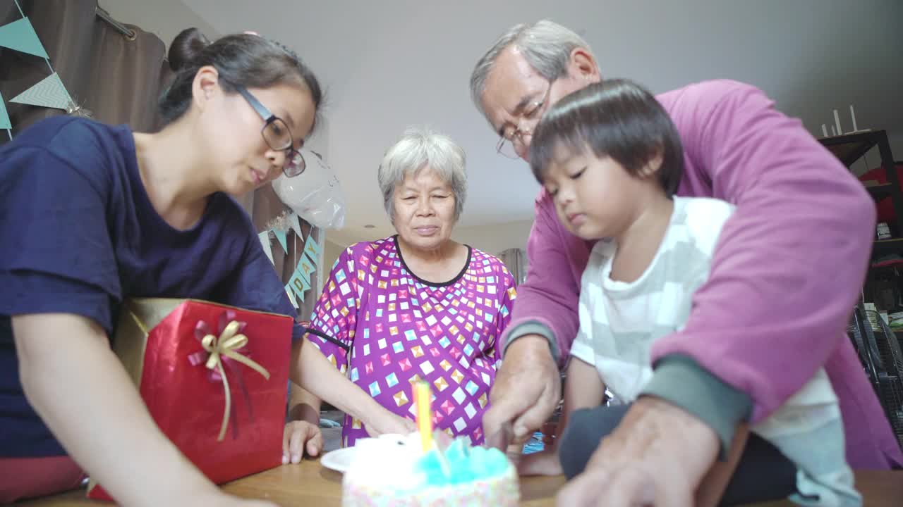 亚洲家庭在家里庆祝生日视频素材