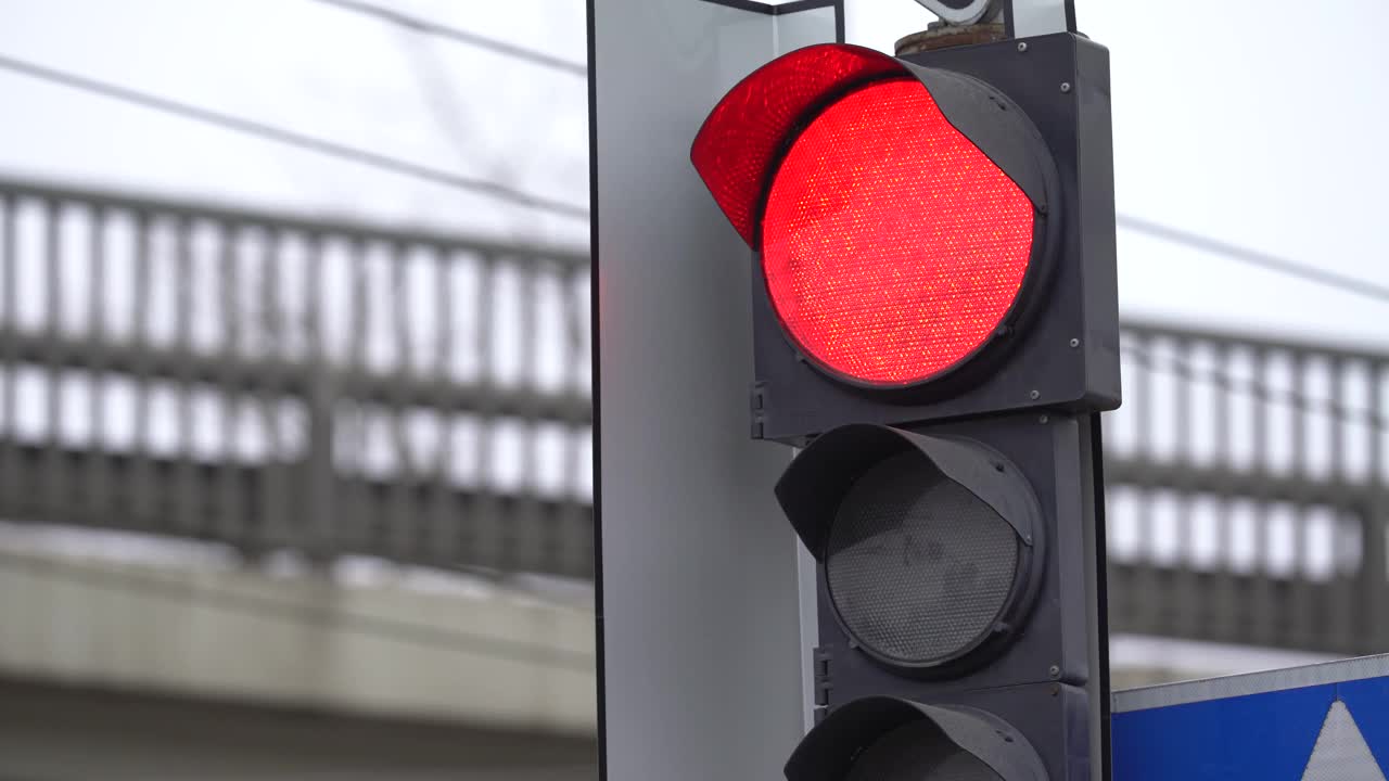 道路上的红绿灯控制交通视频素材