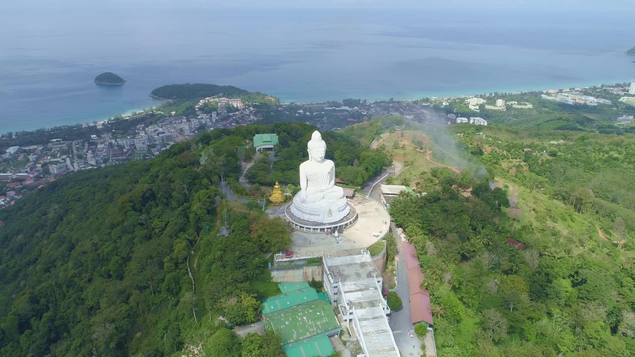 无人机拍摄的泰国普吉岛高山顶上的白色大理石大佛雕像，普吉岛美丽的地标，普吉岛周围的景观景观深受游客欢迎视频素材