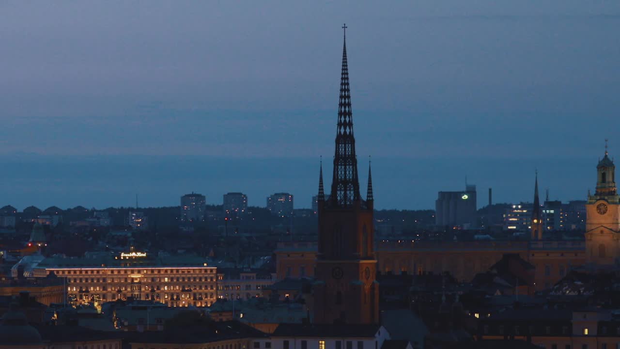 斯德哥尔摩,瑞典。Riddarholm Kyrka建筑或Riddarholm教堂的夜景，在Riddarholmen岛上埋葬瑞典君主的地方。夜晚城市的天际线视频素材