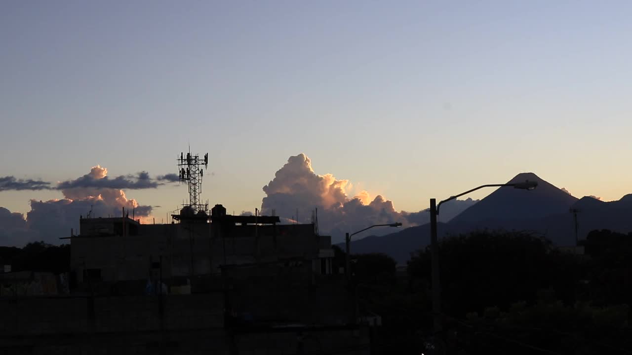 瓜地马拉城的日落，以阿瓜火山为背景视频素材