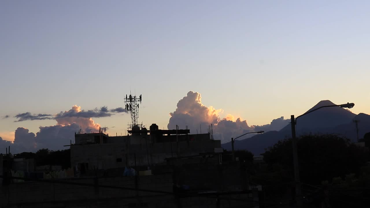 瓜地马拉城的日落，以阿瓜火山为背景视频素材