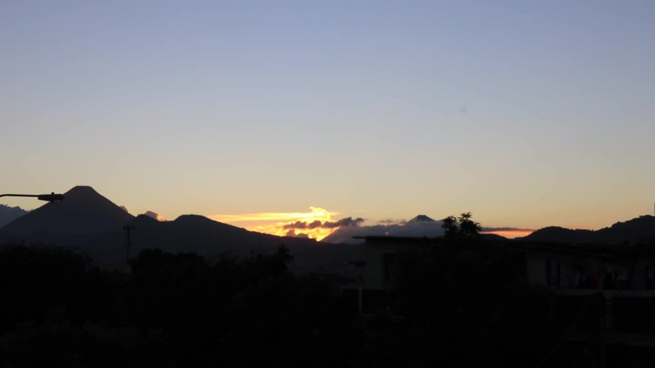 瓜地马拉城的日落，以阿瓜火山为背景视频素材