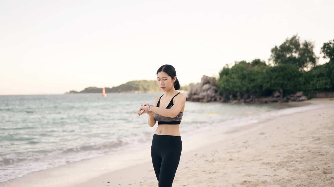 女性跑步前触摸智能手表视频素材