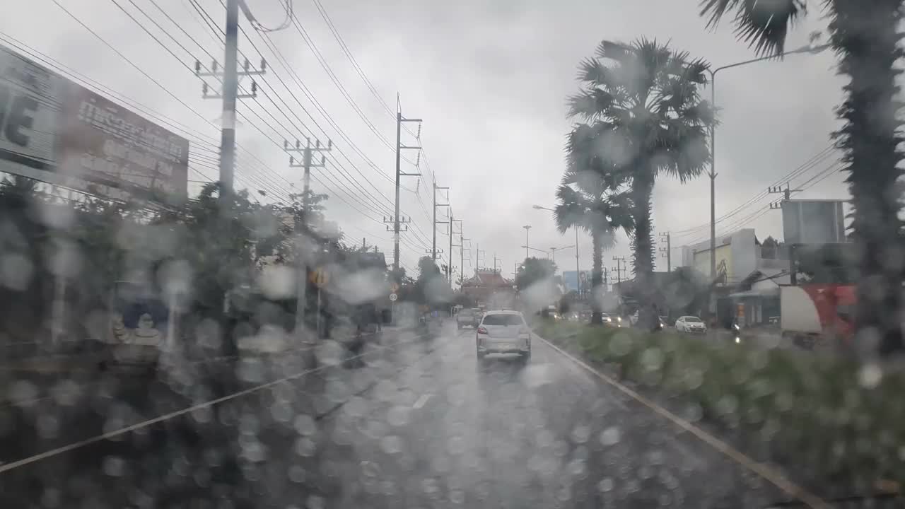 在雨中开车视频素材