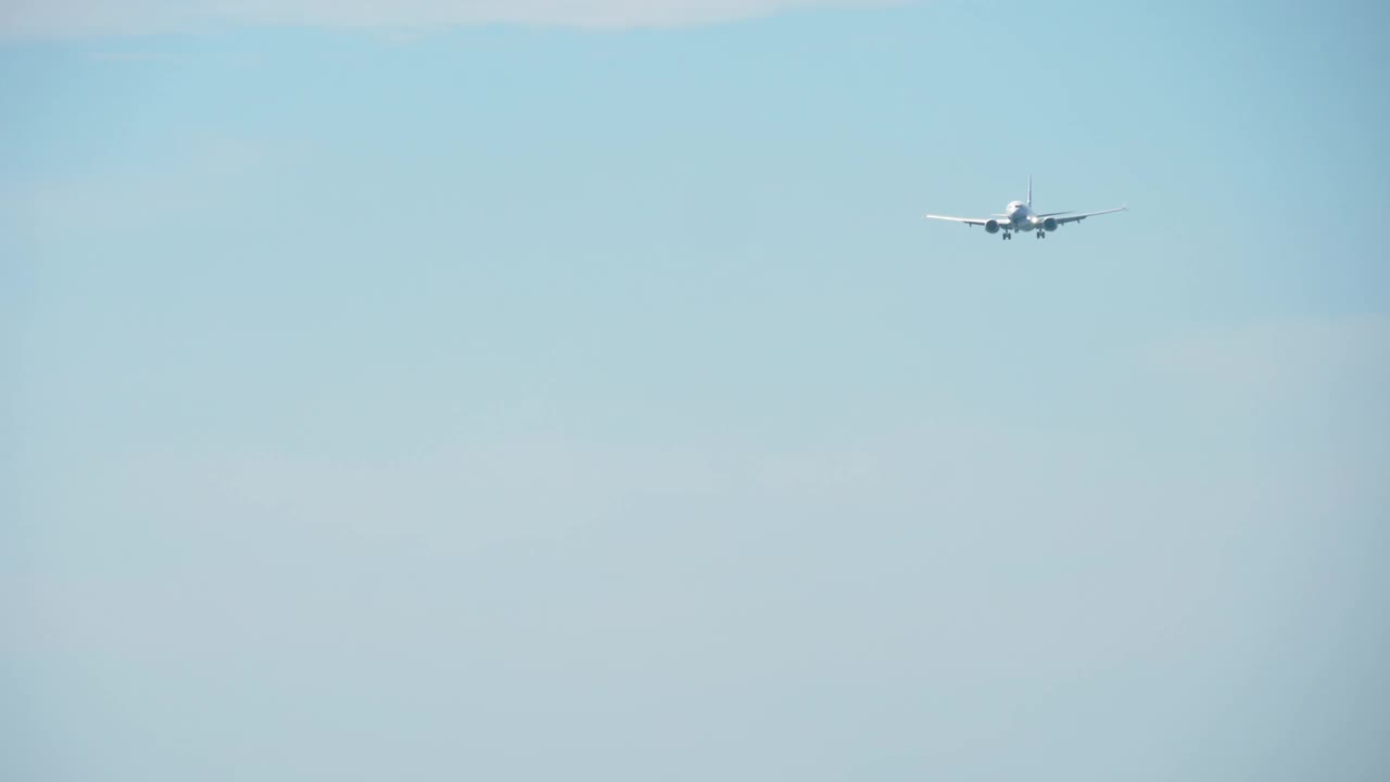 飞机在空中，远距离射击视频素材