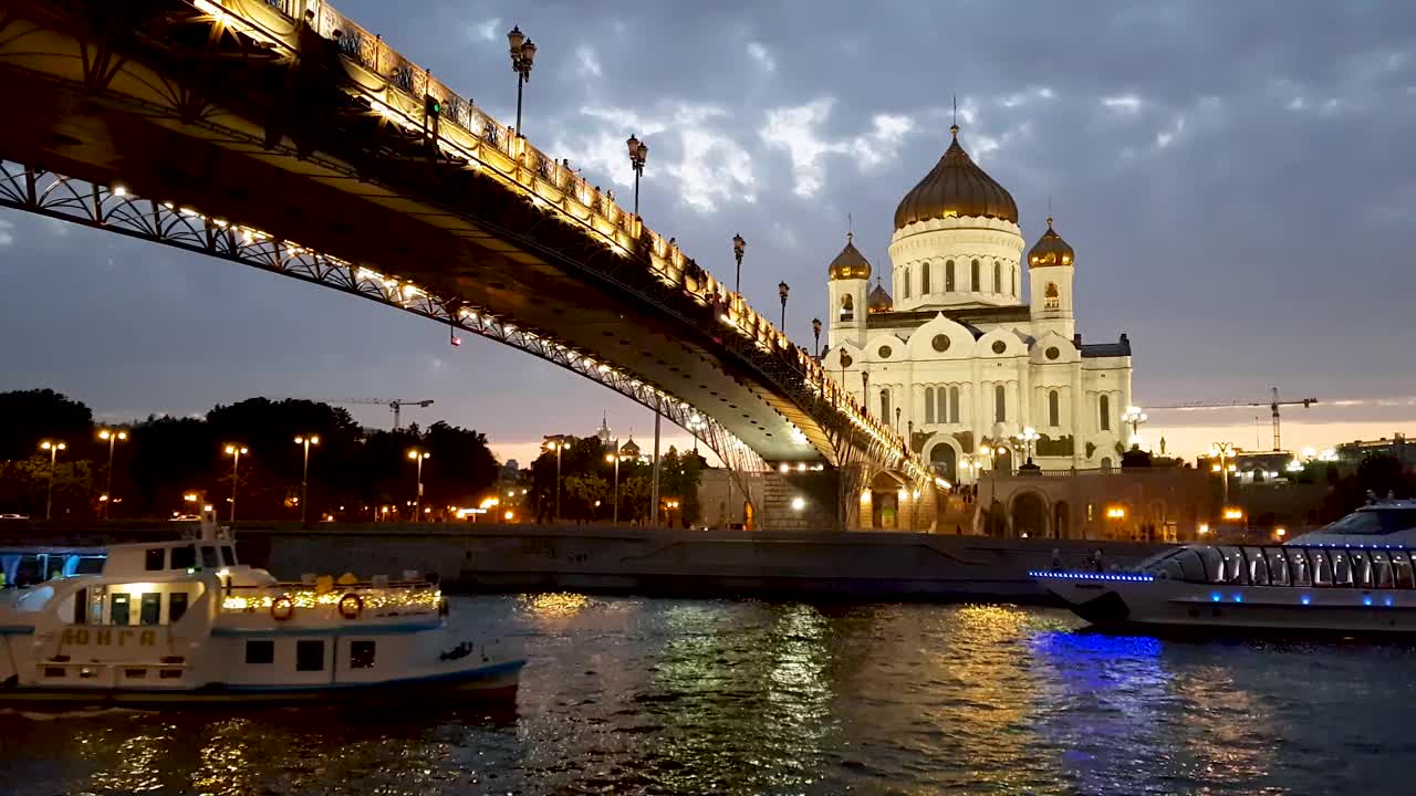 夜晚的基督救世主大教堂和莫斯科河视频素材