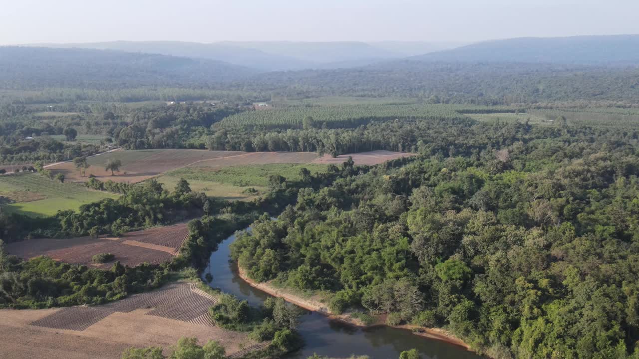 在泰国Phayao省的Doi Luang Phayao国家公园顶部的壮观的自然景观。视频素材