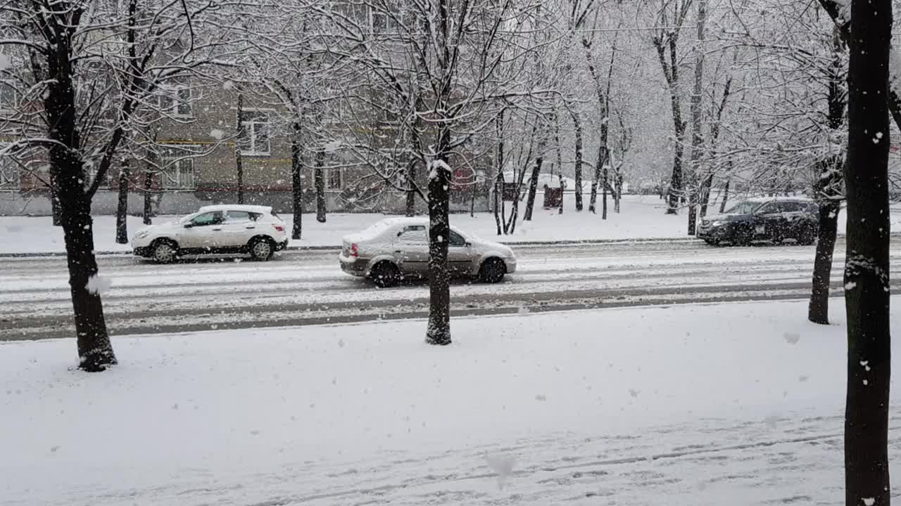 莫斯科街道上的降雪视频下载