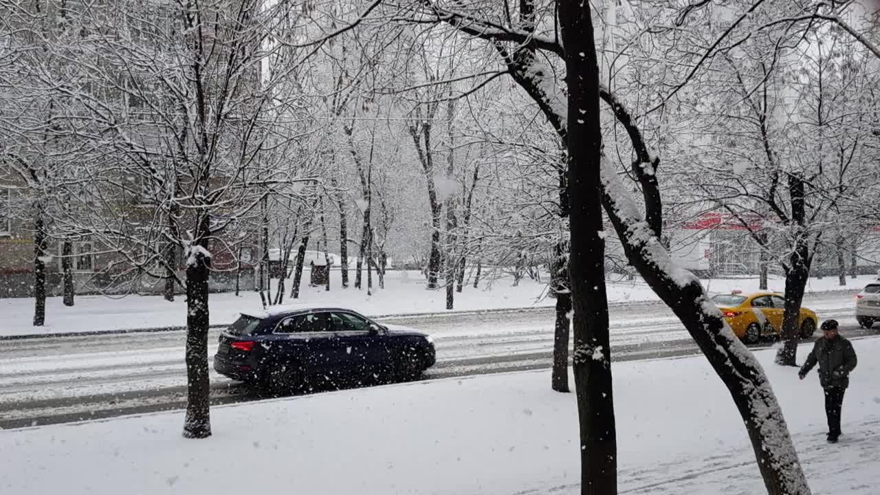 莫斯科街道上的降雪视频下载