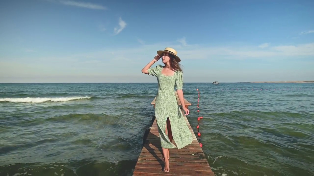 慢镜头的女人在海滩上享受大海。考虑海洋。浅棕色头发的女孩视频素材