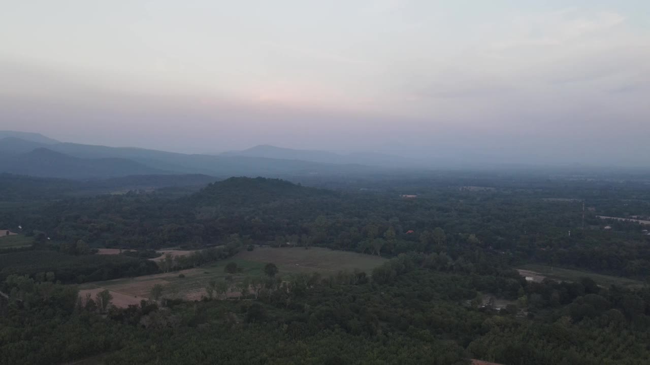 在泰国Phayao省的Doi Luang Phayao国家公园顶部的壮观的自然景观。视频素材