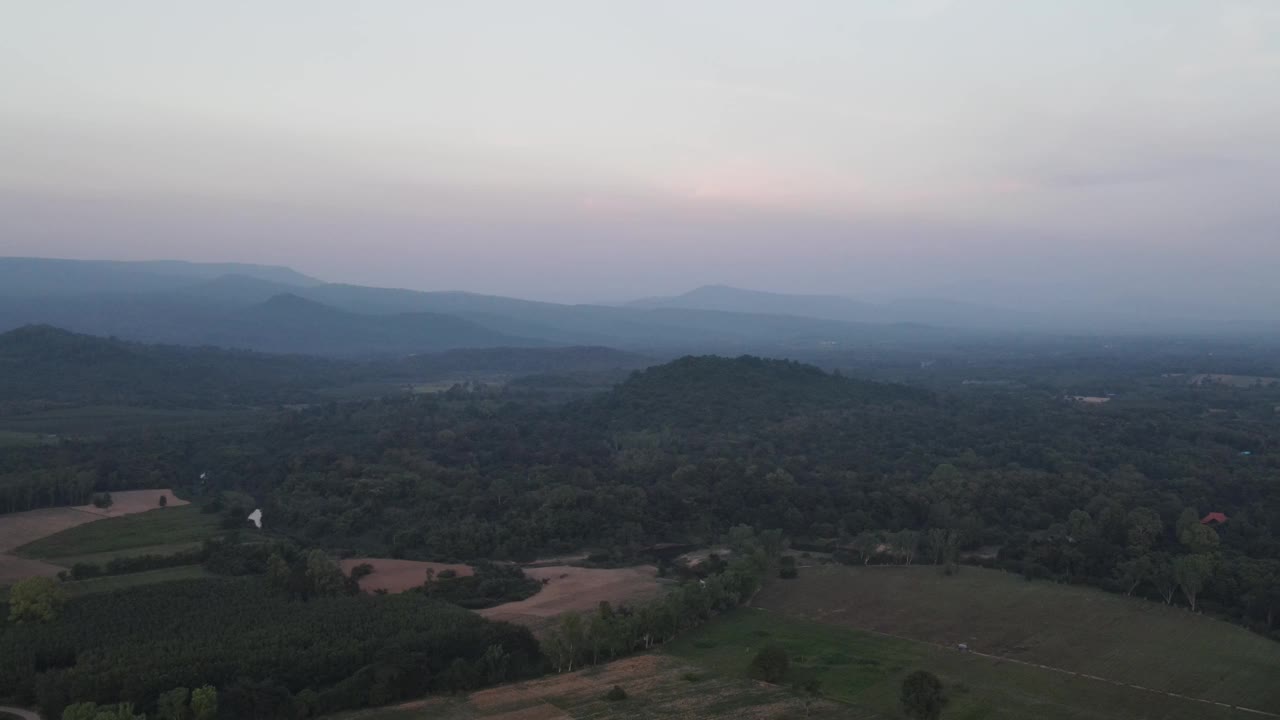 在泰国Phayao省的Doi Luang Phayao国家公园顶部的壮观的自然景观。视频素材