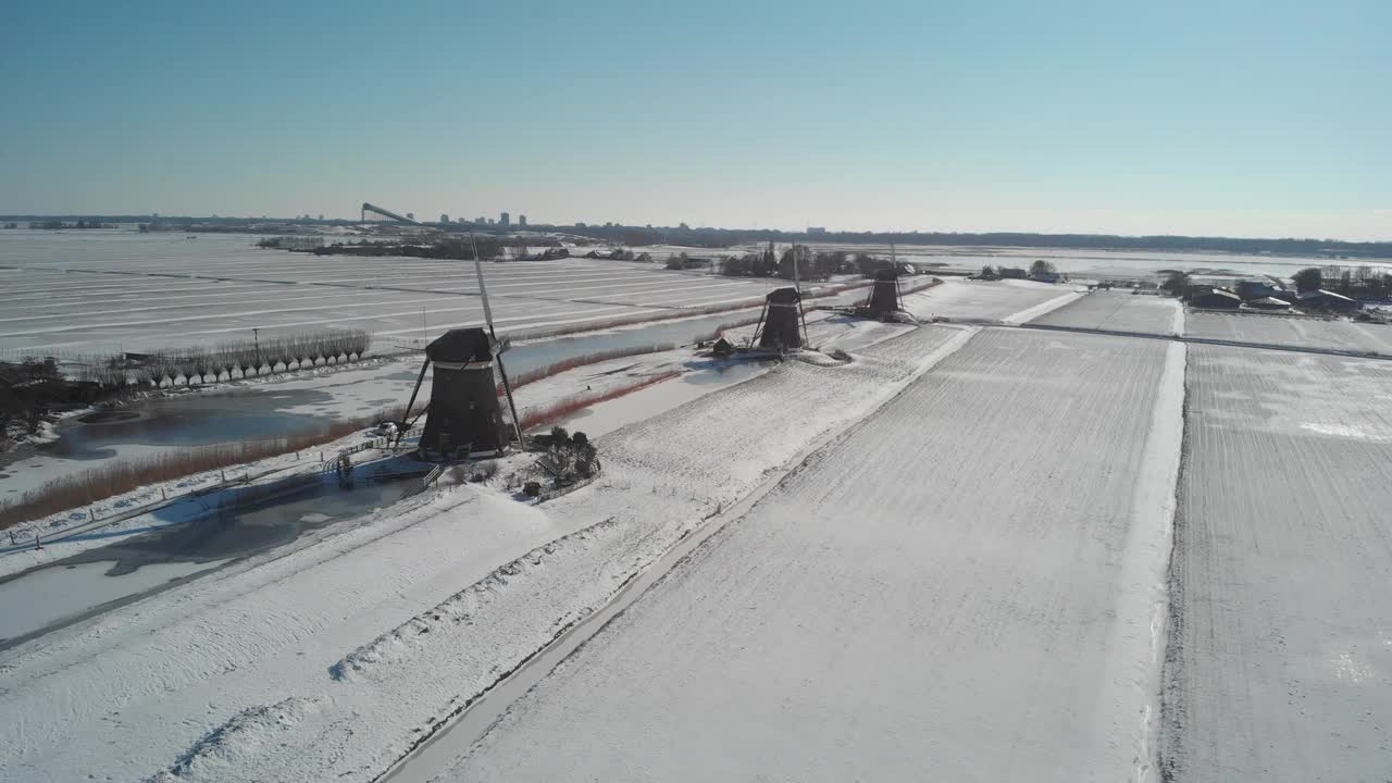 空中拍摄的Molendriegang Drie Molens在海牙附近被厚厚的积雪覆盖视频下载