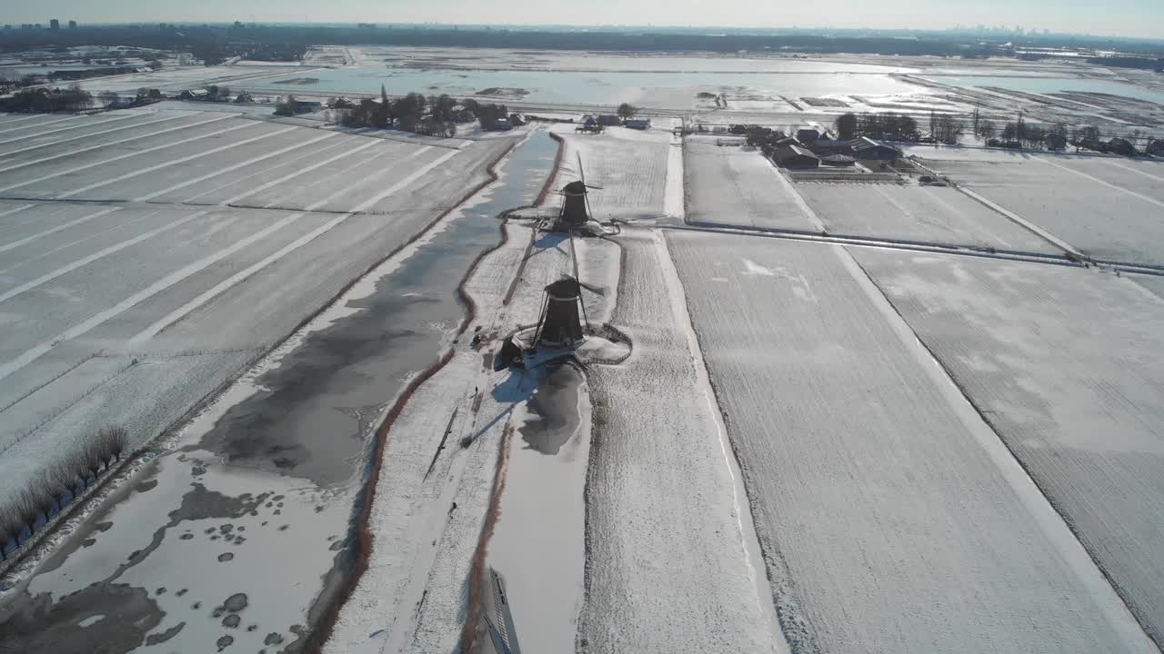 空中拍摄的Molendriegang Drie Molens在海牙附近被厚厚的积雪覆盖视频素材