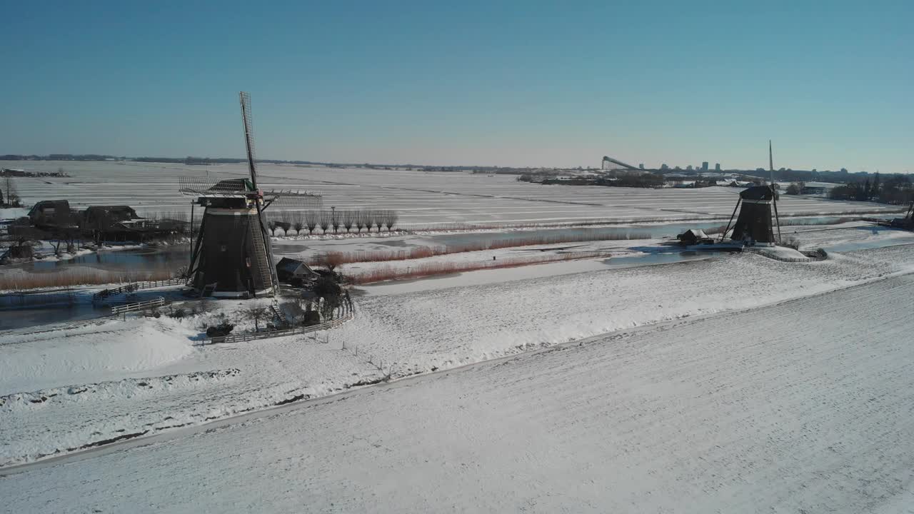 空中拍摄的Molendriegang Drie Molens在海牙附近被厚厚的积雪覆盖视频素材