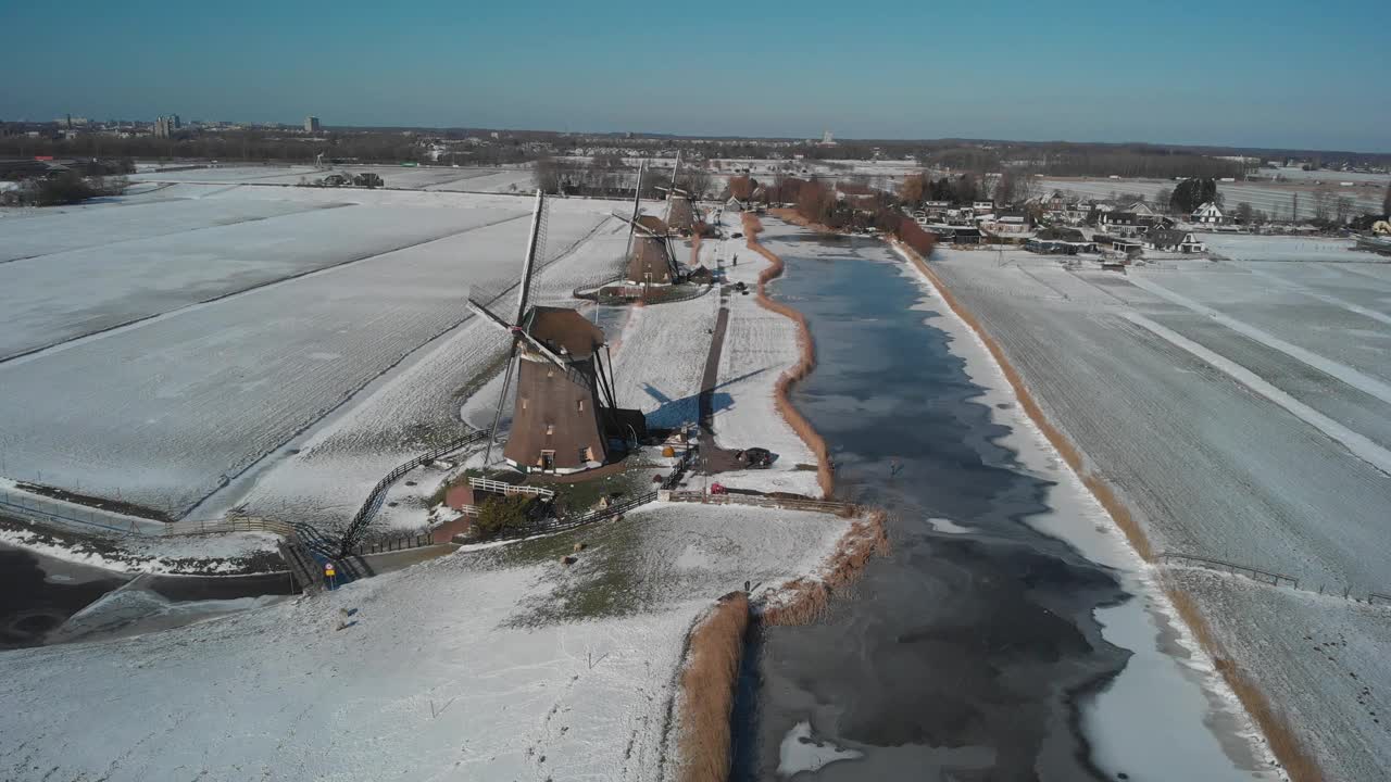 空中拍摄的Molendriegang Drie Molens在海牙附近被厚厚的积雪覆盖视频素材