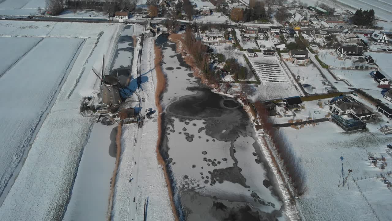 空中拍摄的Molendriegang Drie Molens在海牙附近被厚厚的积雪覆盖视频素材